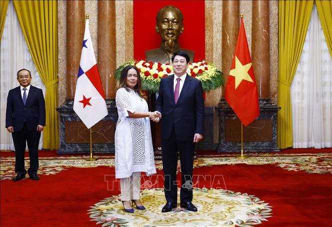 Chủ tịch nước Lương Cường với Đại sứ Cộng hoà Panama Nubiela Yanarith Ayala Modes tại Lễ trình Quốc thư. Ảnh: Lâm Khánh – TTXVN