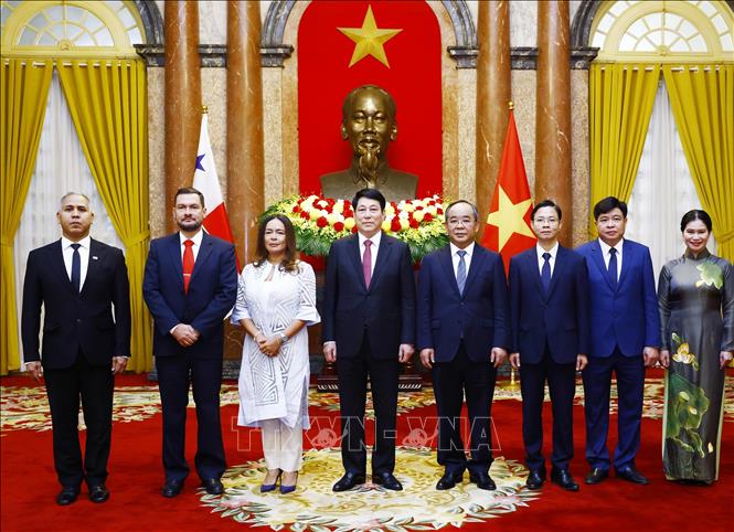 Chủ tịch nước Lương Cường với Đại sứ Cộng hoà Panama Nubiela Yanarith Ayala Modes cùng các đại biểu tại Lễ trình Quốc thư. Ảnh: Lâm Khánh – TTXVN