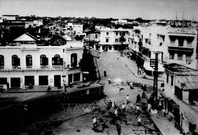 Khu vực ngã 5  Đinh Tiên Hoàng - Cầu Gỗ - Hàng Đào- Hàng Gai - Lê Thái Tổ những năm 1960. Ảnh: TTXVN