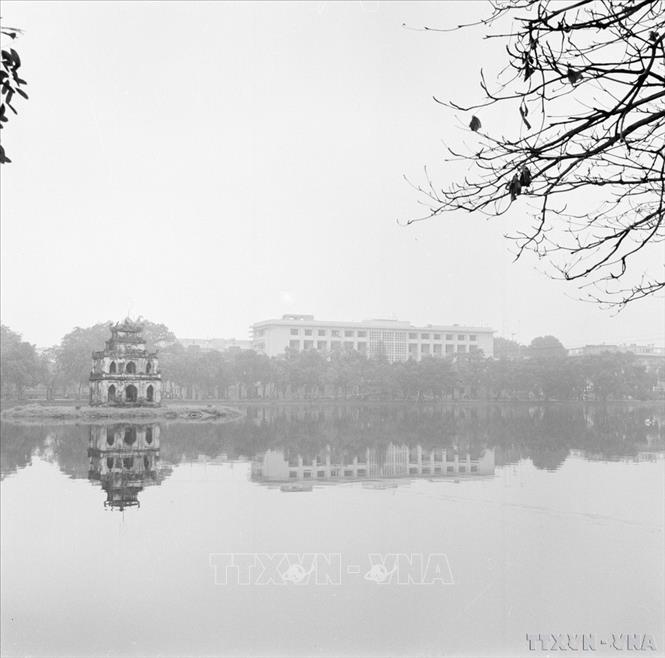 Hồ Hoàn Kiếm trong buổi sáng mùa xuân năm 1976. Ảnh: Trần Sơn - TTXVN