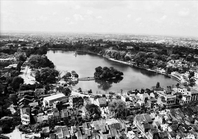 Toàn cảnh khu vực hồ Hoàn Kiếm (1985). ẢNh:  Vũ Hanh - TTXVN