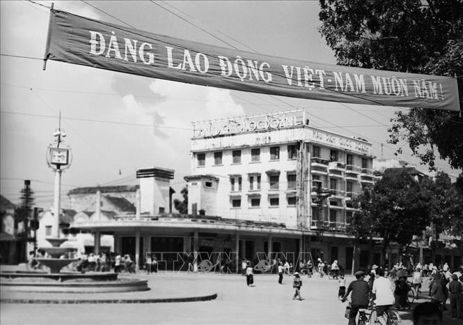 Cửa hàng Mậu dịch Quốc doanh 12 Bờ Hồ, một trong những trung tâm thương mại lớn của Hà Nội những ngày đầu giải phóng. Ảnh: TTXVN