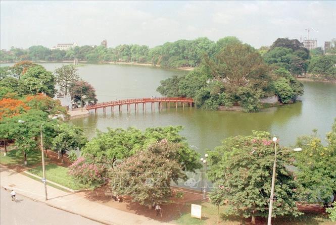 Hồ Hoàn Kiếm trong ngày Hè năm 1996. Ảnh: Quang Thành - TTXVN