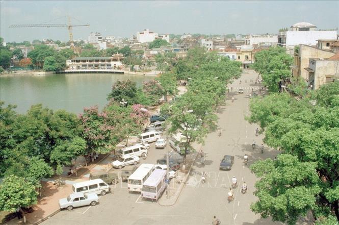 Hồ Hoàn Kiếm trong ngày Hè năm 1996. Ảnh: Quang Thành - TTXVN