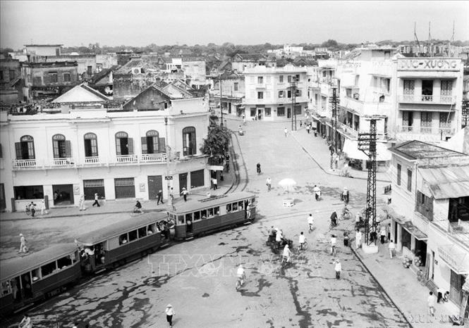Khu vực ngã 5  Đinh Tiên Hoàng - Cầu Gỗ - Hàng Đào - Hàng Gai - Lê Thái Tổ những năm 1960. Ảnh: TTXVN