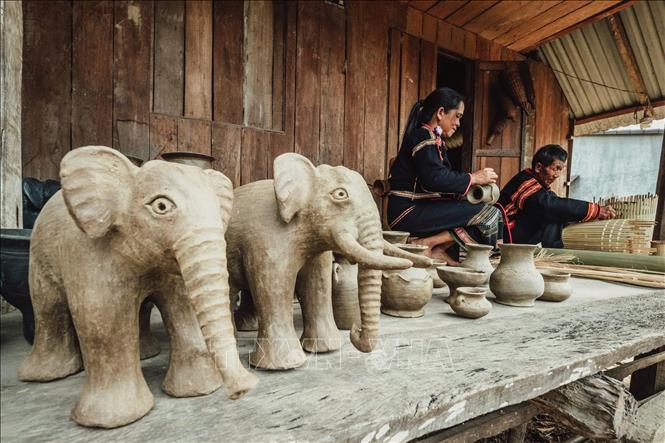 Người dân nơi đây tự làm các sản phẩm để phục vụ cuộc sống sinh hoạt hằng ngày. Ảnh: Phạm Tuấn Anh - TTXVN