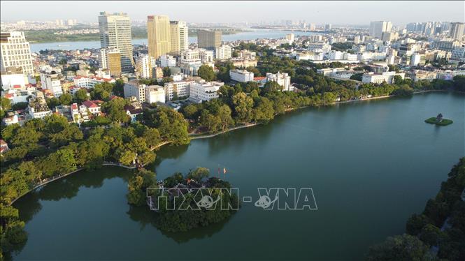 Khu vực phố Đinh Tiên Hoàng trong không gian hồ Hoàn Kiếm. Ảnh: Huy Hùng - TTXVN