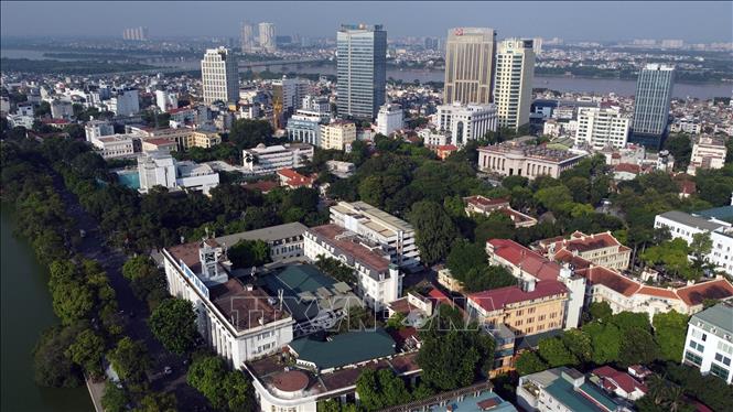Tòa nhà Bưu điện Hà Nội và Trụ sở UBND thành phố Hà Nội nằm trong không gian hồ Hoàn Kiếm. Ảnh: TTXVN