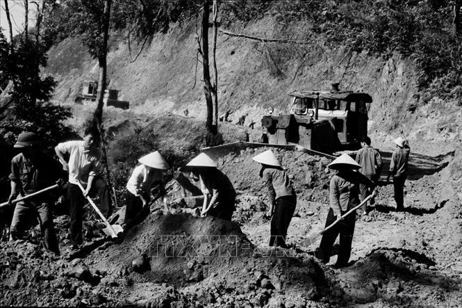 Hàng vạn cán bộ, nhân dân và lực lượng giao thông Trị Thiên mở đường mới phục vụ chiến dịch. Ảnh: Đỗ Tráng - TTXVN