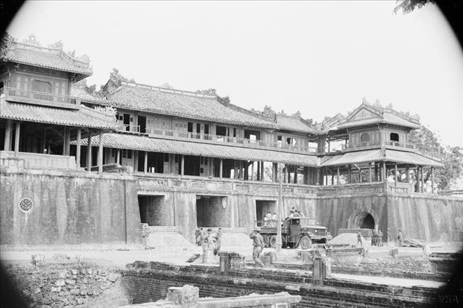 Quân Giải phóng tiến vào cửa Ngọ Môn, phía trước thành nội Huế. Ảnh: Ngọc Đản – TTXVN