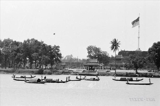 Cờ của Chính phủ cách mạng lâm thời tung bay trên cột cờ thành phố Huế. Ảnh: Lâm Hồng Long - TTXVN