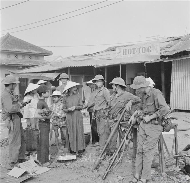 10 giờ 30 phút ngày 25/3/1975, quân ta cắm cờ chiến thắng trên đỉnh Phu Văn Lâu. Thành phố Huế được giải phóng. Trong ảnh: Đồng bào Huế vui mừng gặp lại những người con vào giải phóng quê hương. Ảnh: Lâm Hồng Long - TTXVN