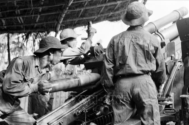 Chiến sĩ Phân đội 2 pháo binh quân Giải phóng Quảng Ngãi lấy pháo 105 mm của địch đánh địch, góp phần giải phóng hoàn toàn thị xã Quảng Ngãi và tỉnh Quảng Ngãi. Ảnh: Dương Đức Quảng - TTXVN