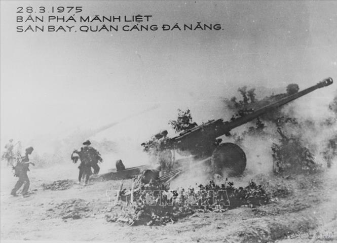 Ngày 28/3/1975, pháo binh của quân Giải phóng bắn phá mãnh liệt vào sân bay quân cảng Đà Nẵng. Ảnh: TTXVN
