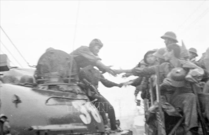 Bộ binh và xe tăng quân Giải phóng tiến vào giải phóng Đà Nẵng (29/3/1975). Ảnh: Hoàng Giang - TTXVN