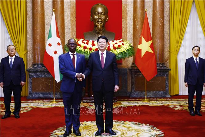 State President Luong Cuong welcomes non-resident ambassador of Burundi, Telesphone Irambonao. VNA Photo: Lâm Khánh