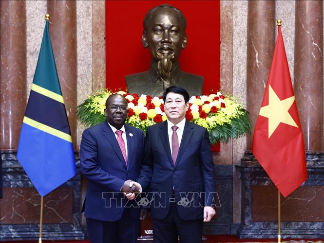 State President Luong Cuong welcomes non-resident ambassador of Tanzania, Khamis Musas Ombar. VNA Photo: Lâm Khánh