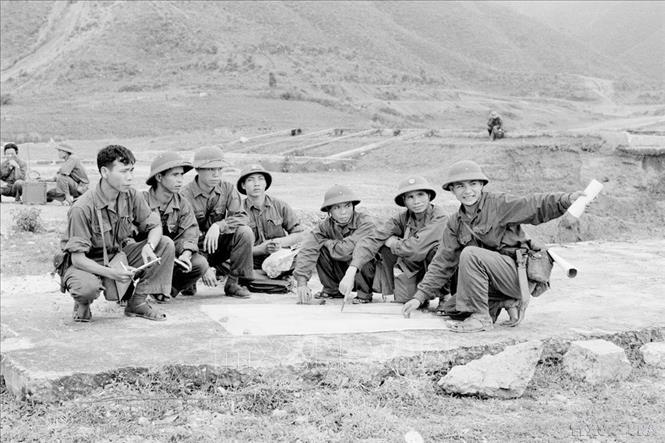 Ban Chỉ huy Trung đoàn 1 Đoàn Khe Sanh họp bàn phương hướng tiến công vào Đà Nẵng. Ảnh: Vũ Tạo - TTXVN