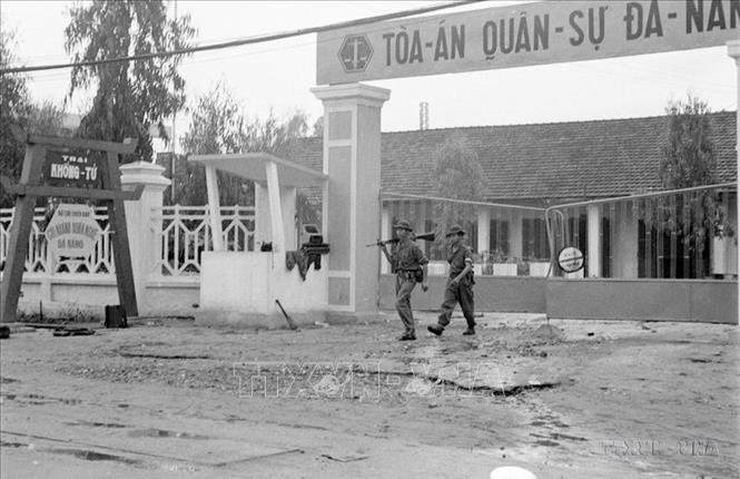Chỉ trong một thời gian ngắn, ta đã tiêu diệt được nhiều sư đoàn chủ lực của địch, giành thắng lợi toàn chiến dịch. Trong ảnh: Quân Giải phóng làm chủ các cơ quan ngụy quyền trong thành phố Đà Nẵng. Ảnh: Hoàng Giang - TTXVN