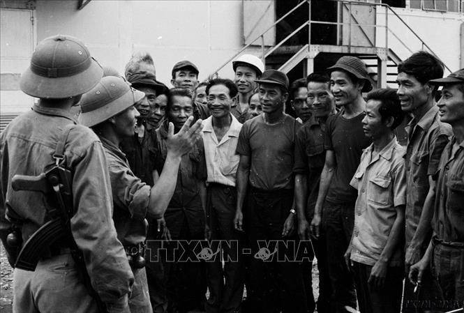 Tự vệ thành phố Đà Nẵng phối hợp với quân Giải phóng giữ gìn trật tự đường phố sau ngày giải phóng. Ảnh: TTXVN