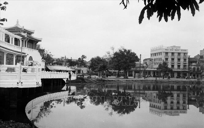 Một góc hồ Hoàn Kiếm nhìn từ phía nhà hàng Thủy Tạ về phía Quảng trường Đông Kinh Nghĩa Thục. Ảnh: Lâm Hồng - TTXVN