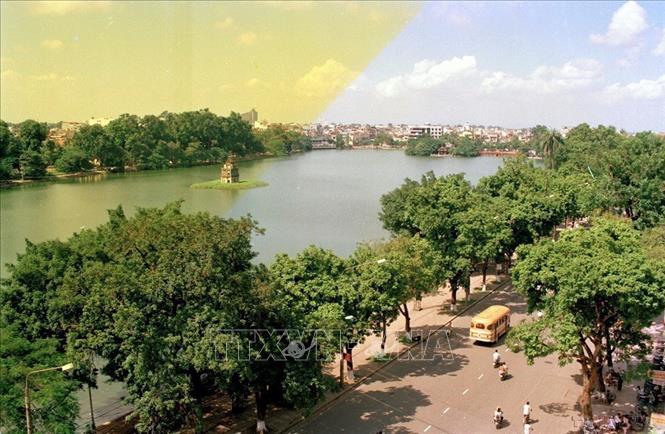 Hồ Hoàn Kiếm nhìn từ phía đường Hàng Bài - Đinh Tiên Hoàng (năm 1997). Ảnh: Quang Hải - TTXVN