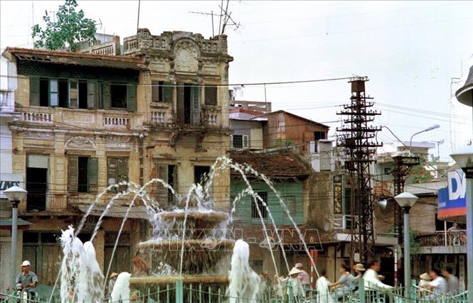 Khu vực đài phun nước tại Quảng trường Đông Kinh Nghĩa Thục (năm 1997). Ảnh: Quang Thành - TTXVN