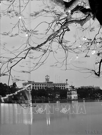 Hồ Hoàn Kiếm trong những ngày diễn ra Đại hội Đảng toàn quốc lần thứ 5 (3/1982). Ảnh: Văn Ty - TTXVN