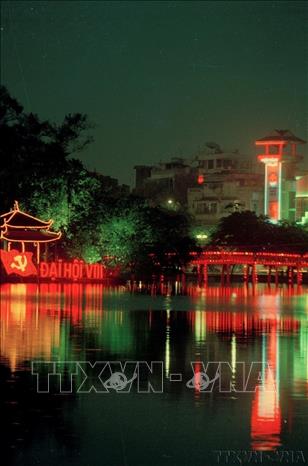 Hồ Hoàn Kiếm trong những ngày diễn ra Đại hội lần thứ 8 của Đảng (năm 1996). Ảnh: Minh Đạo - TTXVN
