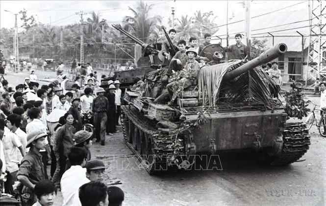 Xe tăng quân Giải phóng tiến vào giải phóng Nha Trang (Khánh Hòa), ngày 2/4/1975. Ảnh: Tư liệu TTXVN
