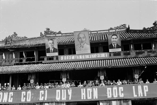 Sáng 21/4/1975, gần 3 vạn nhân dân thành phố Huế mít tinh tại quảng trường Ngọ Môn, chào mừng tỉnh Thừa Thiên-Huế hoàn toàn giải phóng. Chủ tịch Nguyễn Hữu Thọ và đoàn đại biểu Mặt trận Dân tộc giải phóng và Chính phủ cách mạng lâm thời tới dự. Ảnh: Lê Đản - TTXVN
