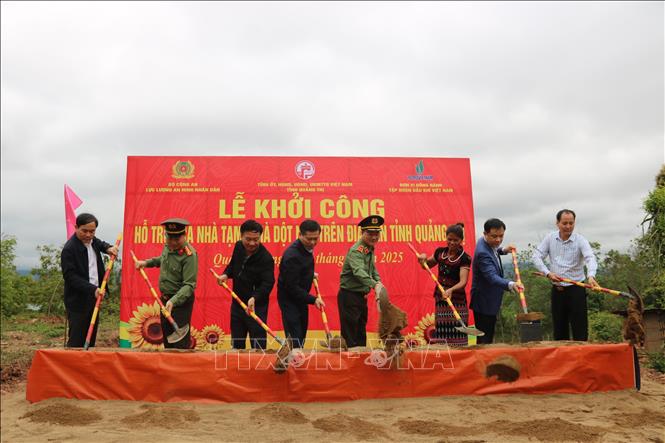 Các đại biểu thực hiện nghi thức khởi công xây dựng nhà cho hộ khó khăn ở huyện Hướng Hóa, tỉnh Quảng Trị. Ảnh: Nguyên Lý-TTXVN