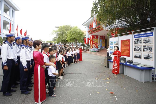 Cán bộ, chiến sĩ Hải quân và các học sinh tham quan triển lãm. Ảnh: TTXVN phát