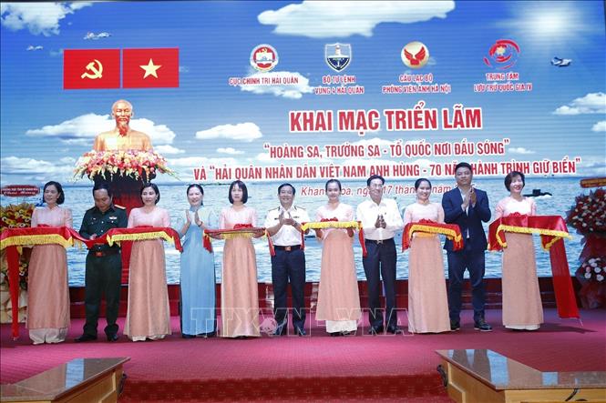 Các đại biểu cắt băng khai mạc triển lãm. Ảnh: TTXVN phát