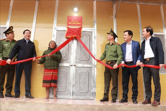 Các đại biểu thực hiện nghi thức khánh thành Nhà tình nghĩa tặng hộ khó khăn ở huyện Hướng Hóa, tỉnh Quảng Trị. Ảnh: Nguyên Lý-TTXVN