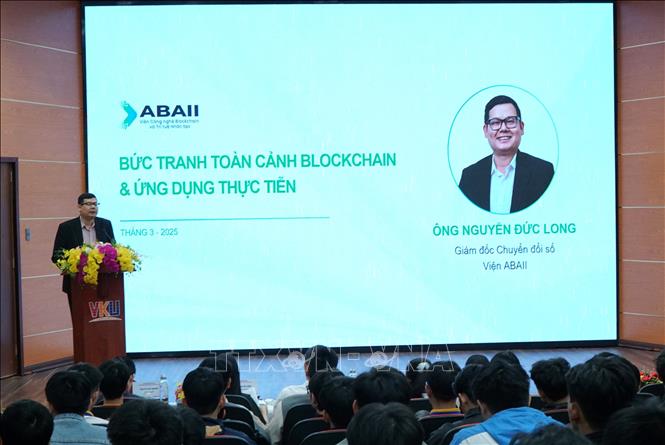 Ông Nguyễn Đức Long, Giám đốc Chuyển đổi số, Viện Công nghệ Blockchain và Trí tuệ Nhân tạo trao đổi kiến thức công nghệ và định hướng nghề nghiệp về Blockchain và AI cho các sinh viên. Ảnh: Quốc Dũng - TTXVN