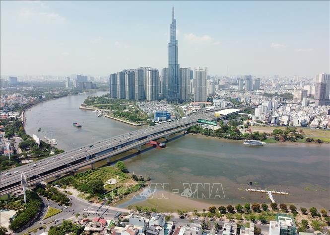 Khu đô thị phức hợp cao cấp Vinhome Central Park với trung tâm Tòa nhà Landmark 81 (cao nhất thành phố) tọa lạc ở vị trí đắc địa cạnh sông Sài Gòn và cầu Sài Gòn, Thành phố Hồ Chí Minh. Ảnh: Thanh Vũ-TTXVN