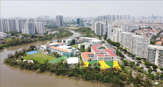Toàn cảnh trường Phổ thông Đinh Thiện Lý cạnh Rạch Đĩa ở Khu dân cư Phú Mỹ Hưng (Quận 7, Thành phố Hồ Chí Minh). Ảnh: Thanh Vũ-TTXVN
