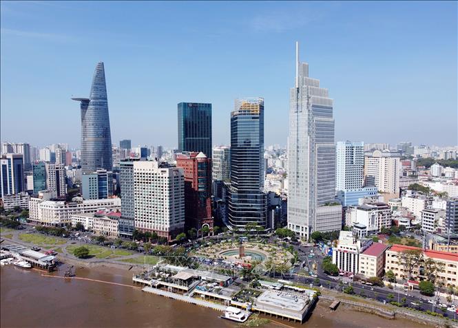 Nhiều cao ốc mới hình thành đan xen khu dân cư hiện hữu, tượng đài Trần Hưng Đạo (công viên Mê Linh, Quận 1), sông Sài Gòn. Ảnh: Thanh Vũ-TTXVN