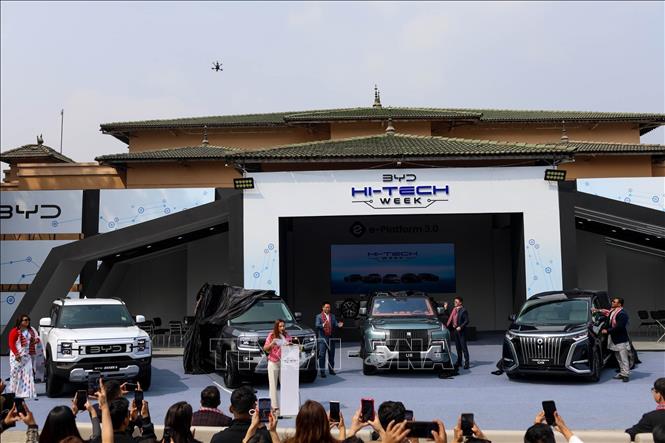 Các mẫu xe điện của BYD được giới thiệu tại tuần lễ công nghệ cao ở Kathmandu, Nepal ngày 26/2/2025. Ảnh: THX/TTXVN