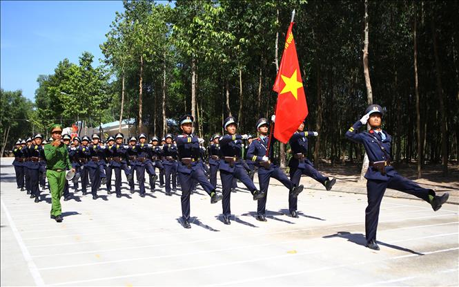 Khối Nam không quân Công an nhân dân luyện tập bước đi nghiêm trên thao trường. Ảnh: Lê Xuân - TTXVN