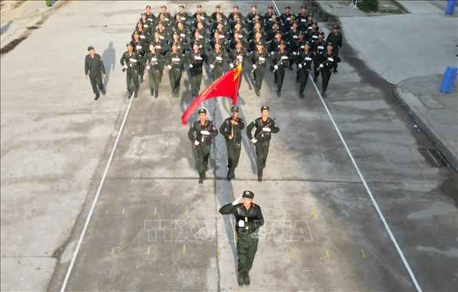 Các chiến sĩ hợp luyện ghép nhạc diễu binh diễu hành. Ảnh: Lê Xuân - TTXVN
