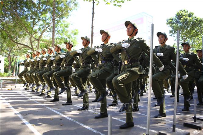 Khối Nam lực lượng tham gia bảo vệ an ninh trật tự cơ sở tập luyện trên thao trường. Ảnh: Lê Xuân - TTXVN