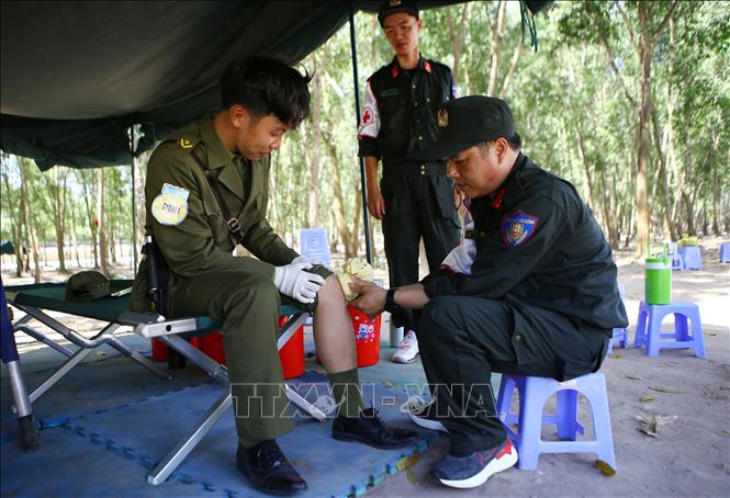 Một chiến sĩ bị thương trong quá trình tập luyện. Ảnh: Lê Xuân - TTXVN
