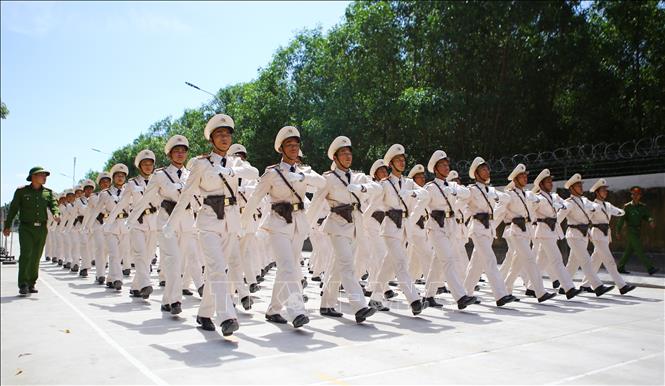 Khối Nam sĩ quan Công an Thành phố Hồ Chí Minh tập luyện trên thao trường dưới nắng 36 độ C. Ảnh: Lê Xuân-TTXVN
