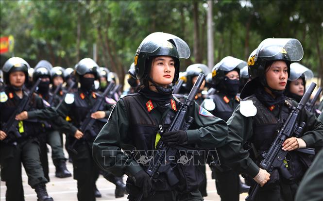 Các chiến sĩ khối nữ chiến sĩ Cảnh sát đặc nhiệm tập luyện trên thao trường. Ảnh: Lê Xuân - TTXVN