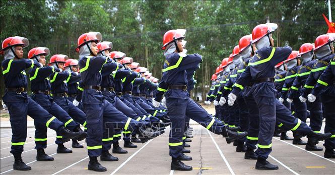 Các chiến sĩ khối Nam sĩ quan Cảnh sát Phòng cháy chữa cháy tập trung cao độ khi tập luyện trên thao trường. Ảnh: Lê Xuân - TTXVN