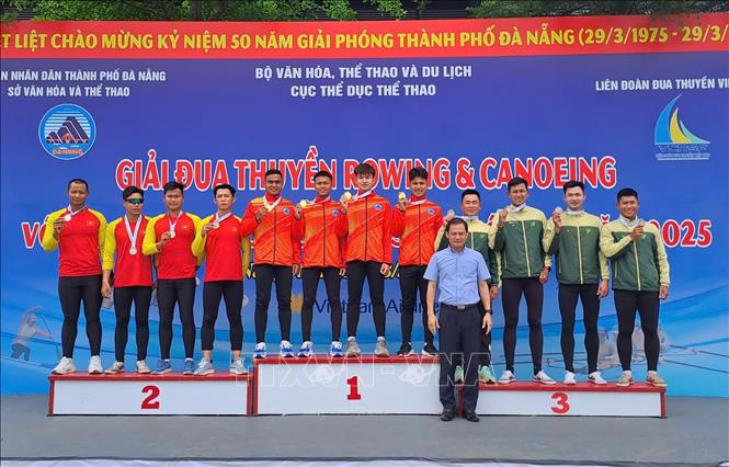 Ban Tổ chức trao huy chương cho các đoàn đoạt giải nội dung thi đấu môn Canoeing. Ảnh: Trần Lê Lâm - TTXVN 