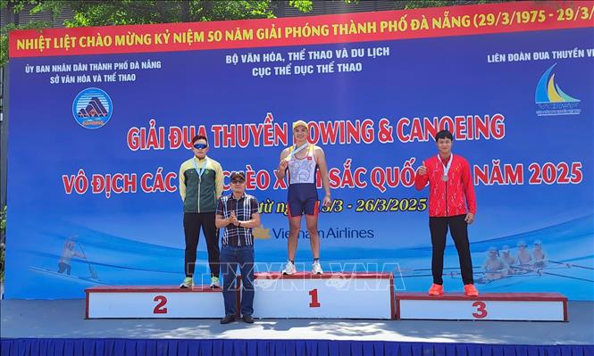 Ban Tổ chức trao huy chương cho các đoàn đoạt giải nội dung thi đấu môn Canoeing. Ảnh: Trần Lê Lâm - TTXVN 
