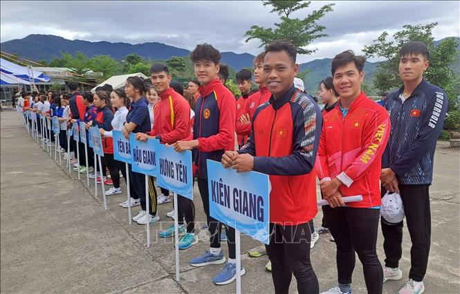 Các đoàn vận động viên tham gia Giải Đua thuyền Rowing và Canoeing vô địch các tay chèo xuất sắc quốc gia 2025. Ảnh: Trần Lê Lâm - TTXVN 